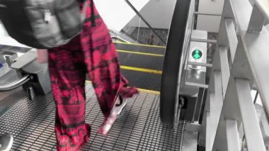 Phuket, Tayland - Ocak 2020: Kadın ve erkeğin uluslararası havaalanında yürüyen merdivene yakın görüntüsü düştü.