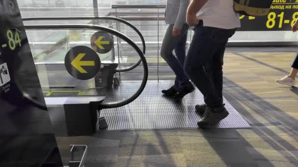 Phuket, Thailandia - Gennaio 2020: vista laterale delle persone che calpestano la scala mobile nelle borse da trasporto irport. scale mobili, primo piano . — Video Stock