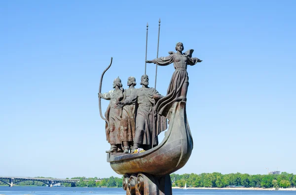Пам'ятник легендарним засновникам Києва. Той меморіальний зображує — стокове фото