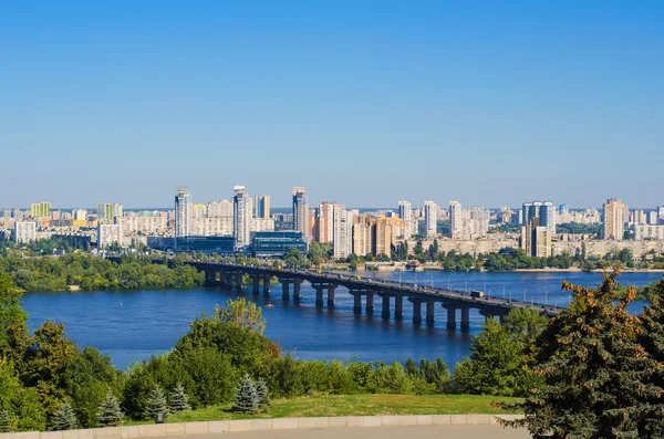 Capitale de l'Ukraine - Kiev. Pont Paton et nouveau dist résidentiel — Photo