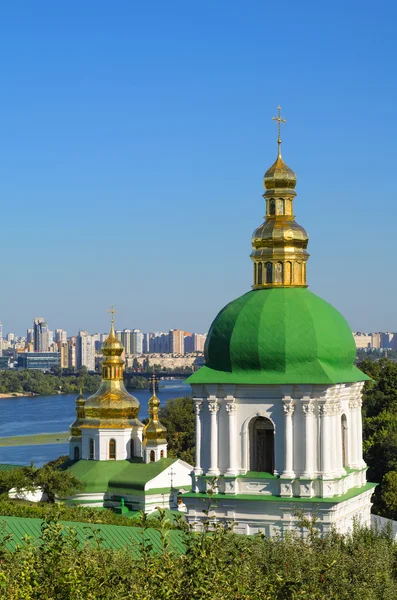 Православный христианский монастырь, Печерская Лавра в Киеве на зеленом — стоковое фото
