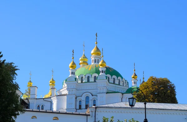 Monasterio cristiano ortodoxo, Pechersk Lavra en Kiev en verde hi — Foto de Stock