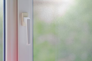 Cam pencereye su damlaları.