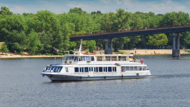 Beyaz Nehri üzerinde tekne gezisi.