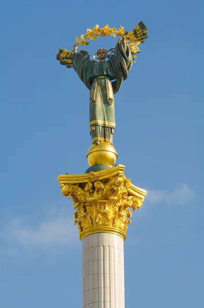 Статуя Берегиня на вершині монумент незалежності на М — стокове фото
