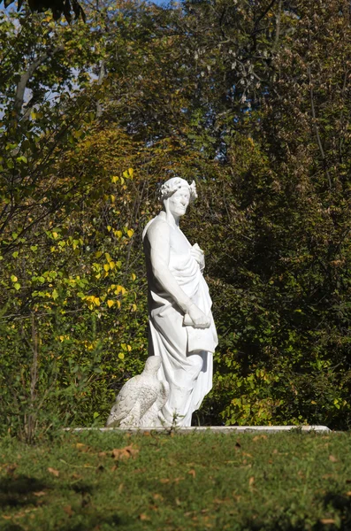 The monument to famous Italian writer Dante Alighieri. A monumen — Stock Photo, Image