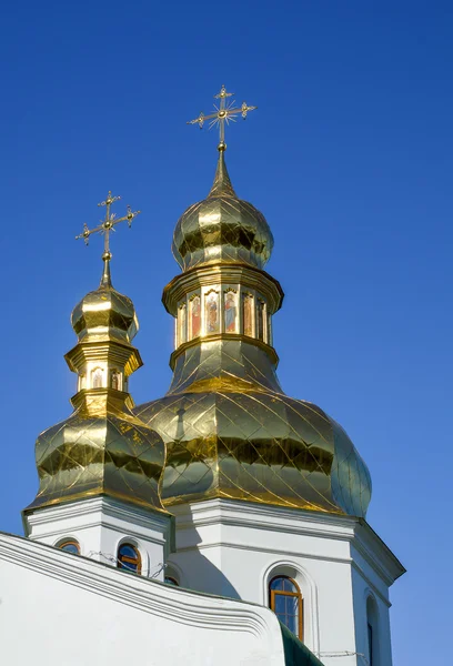 Orthodoxe christelijke klooster, Pechersk Lavra in Kiev op groen hi — Stockfoto