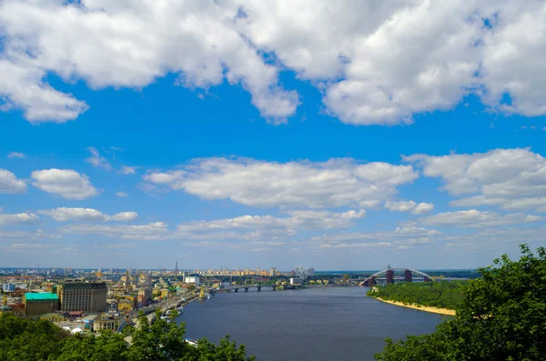 Vy över Kiev, Ukraina. Stranden av floden Dnepr. — Stockfoto