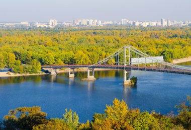 Bulutlu gökyüzü Kiev'de Dinyeper Nehri üzerinde yaya köprüsü