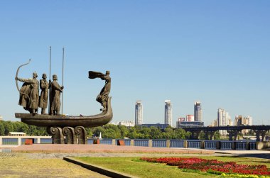 Kiev Dnieper Nehri kıyısında kurucuları için popüler anıt