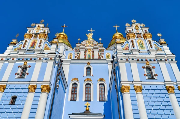 Koepels van de kathedraal van Mikhailovski Kiev, Oekraïne — Stockfoto