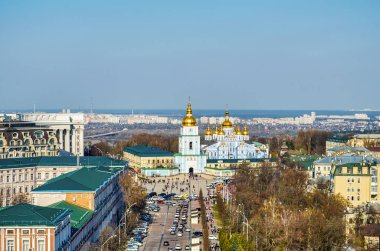 St. Michael'ın Golden-Domed Manastırı Katedrali ve bell çekici ile