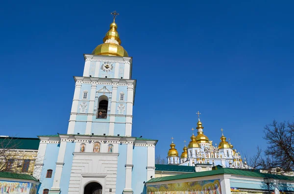 Свято-Михайловский золотокупольный монастырь с собором и буксиром — стоковое фото