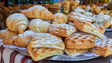 Puf böreği doldurma ve kruvasan ile