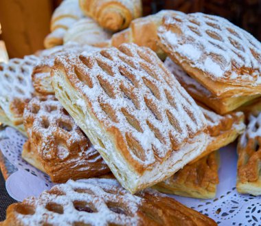 Puf böreği doldurma ve kruvasan ile