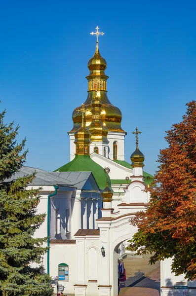 Kerk van beroemde Kiev Pechersk Lavra klooster, Oekraïne. — Stockfoto