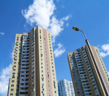 Mimari cityscape görünümüyle modern bina gökdelenler.