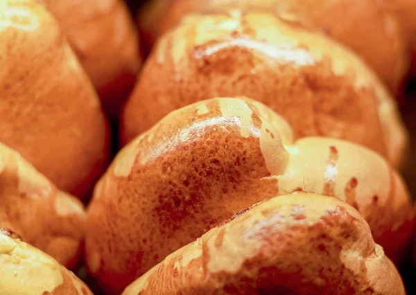 Sweet buns. Freshly baked buns on a dark background. — Stock Photo, Image