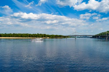 Yaya köprüsü Dnieper Nehri. Güzel görünümü Truck '