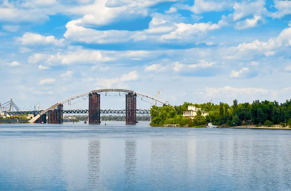 Будівництво моста через Дніпро. Київ, Україна — стокове фото