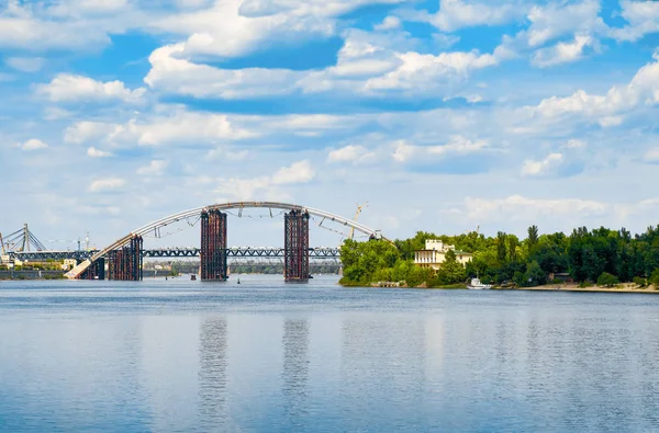 Byggandet av bron över Dnjepr. Kiev, Ukraina — Stockfoto