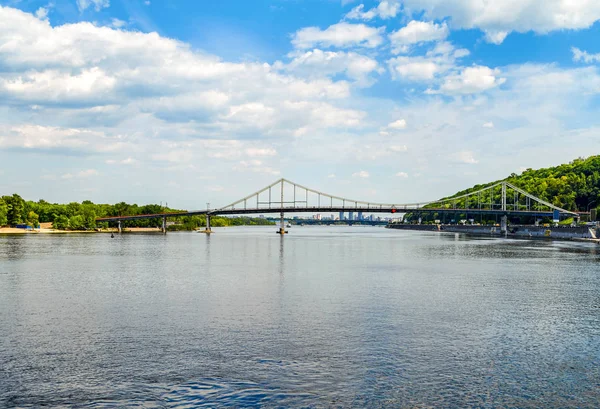 Puente peatonal sobre el río Dniéper. Hermosa vista sobre Truk — Foto de Stock