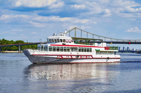 Barco turístico no cais do rio em Kiev em um passeio pelo Dnieper , — Fotografia de Stock