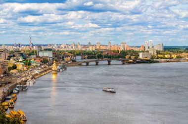 Dinyeper 'ın üzerindeki bir gözlem noktasından Kiev' in görüntüsü. Ukrayna