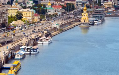 Dinyeper 'ın üzerindeki bir gözlem noktasından Kiev' in görüntüsü. Ukrayna