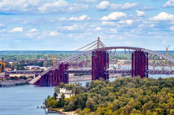 Zicht op Kiev vanaf een observatiepunt over de Dnjepr. Oekraïne — Stockfoto