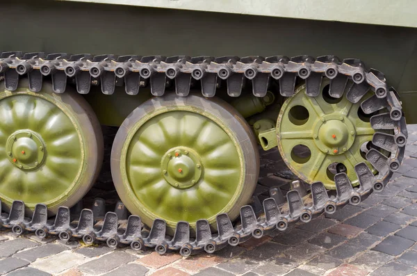 Танковые пути и стальные колеса огромный зеленый танк — стоковое фото