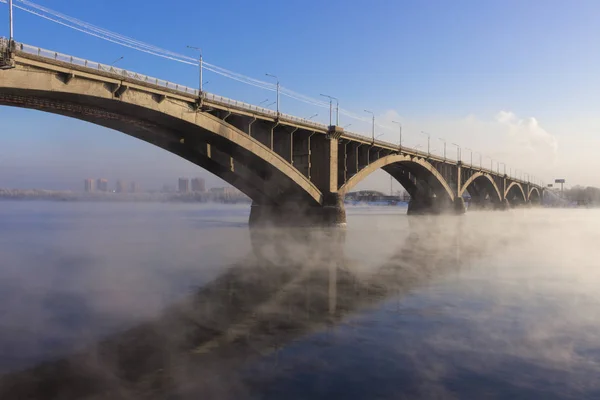 Cityscape Com Arch Bridge Communal Sobre Rio Yenisei Krasnoyarsk Inverno — Fotografia de Stock