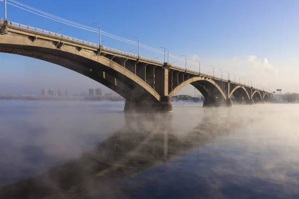 Cityscape Com Arch Bridge Communal Sobre Rio Yenisei Krasnoyarsk Inverno — Fotografia de Stock