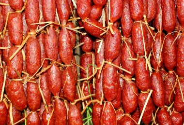 Kamboçya'da geleneksel tütsülenmiş sosis