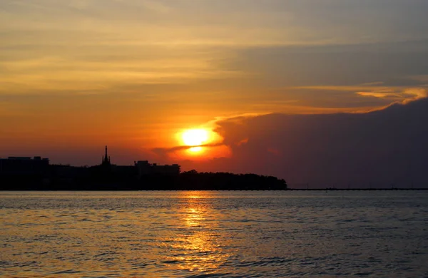 Incroyable coucher de soleil lumineux à la mer — Photo