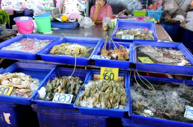 Deniz ürünleri semt pazarı üzerinde satmak