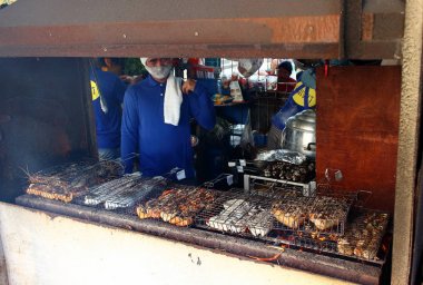 Kömür ile soba Barbekü ızgara deniz ürünleri.