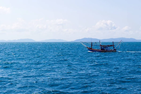 Bateau de pêche en mer bleue — Photo