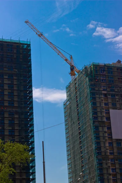 蓝天下的工作起重机和建筑施工现场 — 图库照片