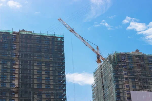 Industriellt Byggande Kran Och Byggnaden Mot Blå Himmel — Stockfoto