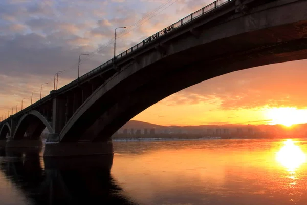 Paisagem com Ponte Comunal sobre o rio Yenisei — Fotografia de Stock