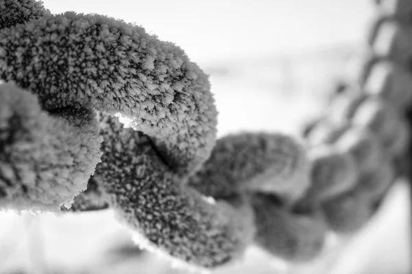 Cadena industrial en nieve helada en blanco y negro —  Fotos de Stock