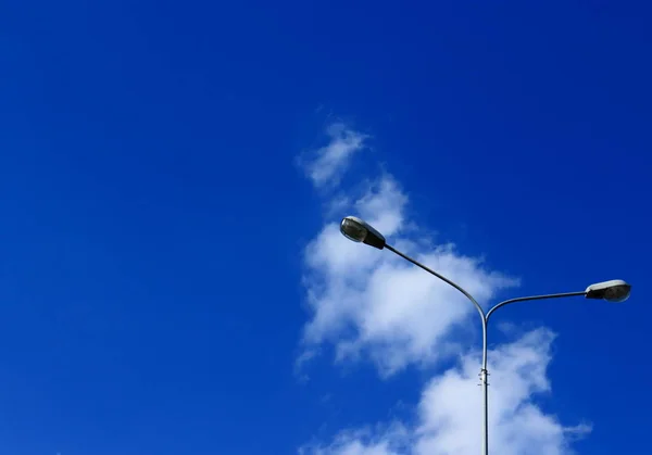灯柱对着广阔的蓝天与云 抽象的简约背景与复制空间 户外灯具 — 图库照片