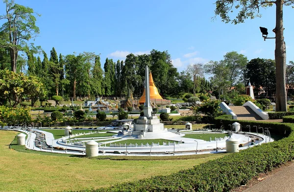 Réplique monument de la victoire dans le parc miniature Pattaya — Photo