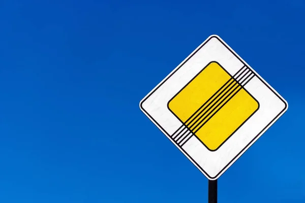 Geïsoleerde Prioriteit Verkeersbord Het Einde Van Hoofdweg Blauwe Hemelachtergrond Met — Stockfoto