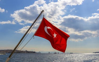 Deniz manzarasının arka planında Türkiye 'nin dalgalanan ulusal bayrağına hayranlık