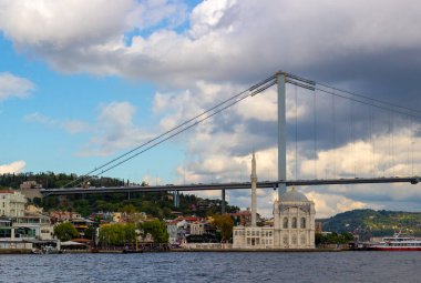 İstanbul, Türkiye - 6 Ekim 2019: İstanbul, Türkiye 'deki İstanbul Boğazı' ndan Ortakoy Camii 'nin' Sultan Abdulmecid Büyük İmparatorluk Camii 've Boğaziçi Köprüsü' ne '15 Temmuz Şehitler Köprüsü'