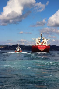 İstanbul, Türkiye - 6 Ekim 2019: Kargo gemisi tankeri ve sahil güvenlik eskortları ile muhteşem deniz manzarası İstanbul Boğazı, İstanbul, Türkiye 'den geçiyor. Türk su taşımacılığı kavramı