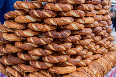 İstanbul, Türkiye sokaklarında susam tohumlu lezzetli Türk simidi Simit satışı
