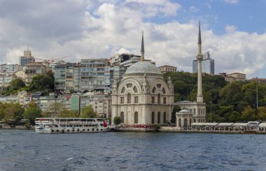 İstanbul, Türkiye - 6 Ekim 2019: Dolmabahçe Camii ve İstanbul, Türkiye 'deki İstanbul Boğazı' ndan feribot iskelesine bakın